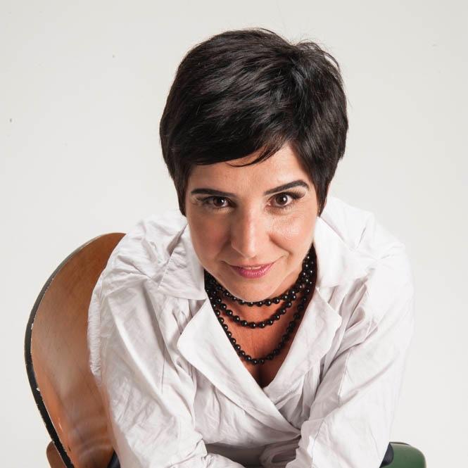 Atriz. Dramaturga. Feminista. Mãe do Davi e da Maria.