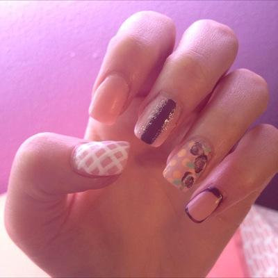 I'm seventeen.. And I really like to do my nails :) Instagram: @bodaciousnails Blog: http://t.co/vOmaBgKx3T