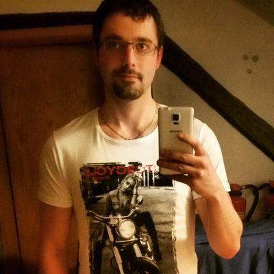 Chaosmagnet.
Akademiker aus Hogwarts.
Verrückter Katzendude (Iri & Erza) mitohne verstrubbelte Haare.
#FCKAfD jetzt erst recht.