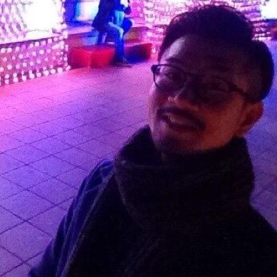 20歳で大手ペットショップ入社。26歳で店長としての営業成績が認められ有名外資系生命保険外交員としてヘッドハンティングされ転職するも、半年後に重度のバセドウ病により不定期に起こる全身麻痺で仕事を続けられなくなり退職。一度は死を覚悟し、投げやりになり独立するも経営不振で撤退。2015年よりインターネットビジネスに挑戦中！