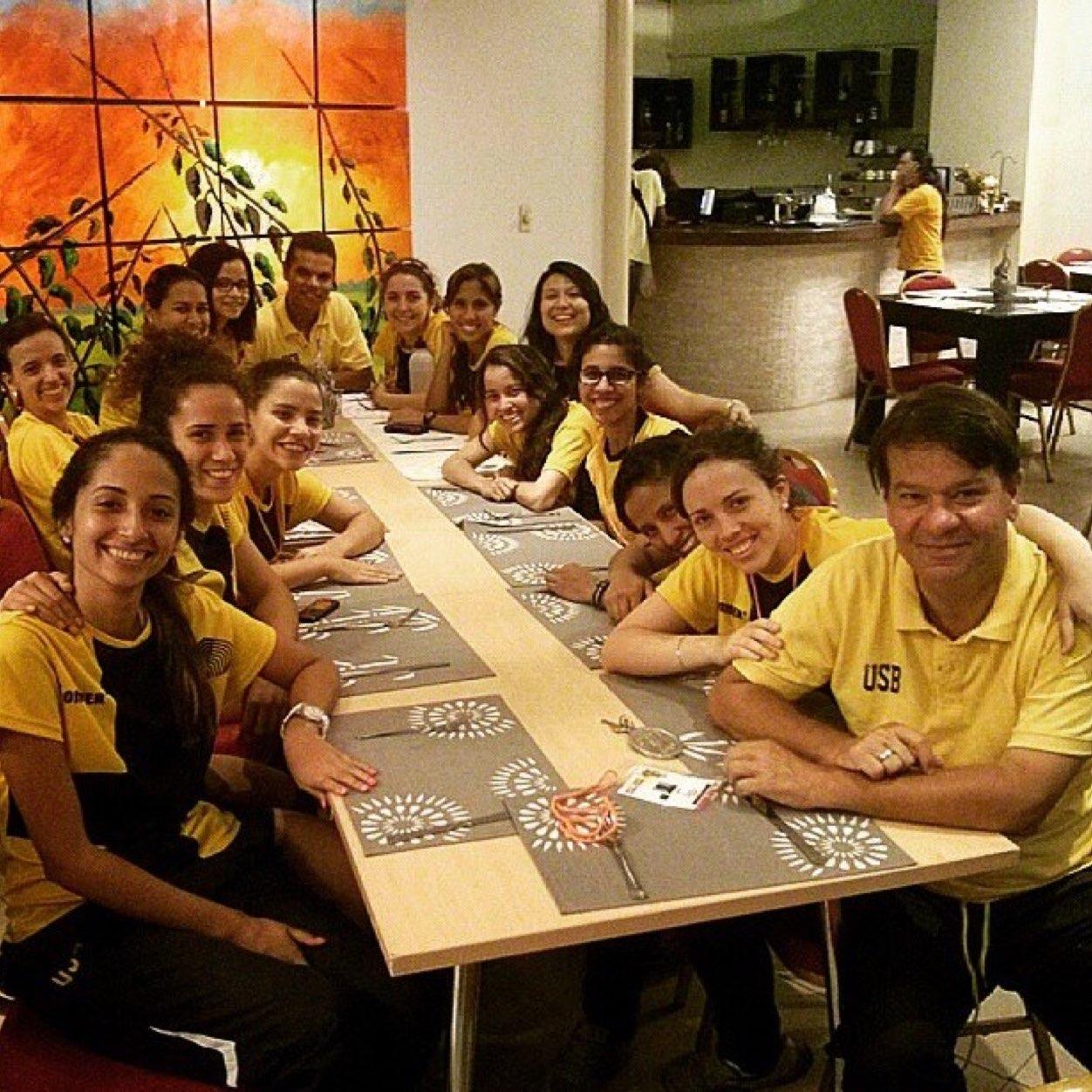 Equipo de Futbol Sala Femenino USB. ¡Acercate! Todos los Lunes y Miercoles de 2:00pm a 4:30pm.⚽️ 
Cancha techada de Futbol Sala.
