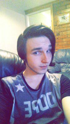 Give this lad a follow, he's a brilliant guitarist, good singer and fabulous boyfriend  he also loves Doritos, @dropdead_haz