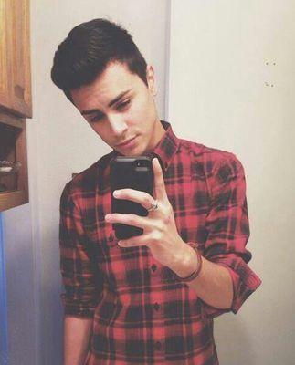BOY WHO RUNS WITH WOLVES                          »TWRP||OC||WRAITH||GAY||«                                                         »Married TO @RAINWATERWOLF«