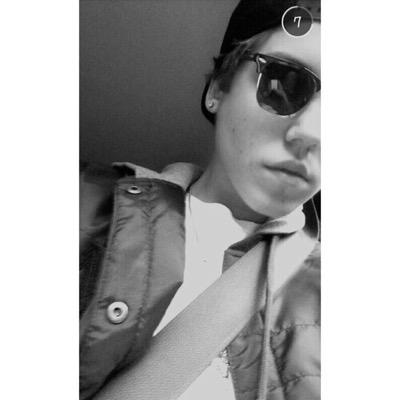 free follow from @adoresmatthew please retweet the link below & tag matt ((: