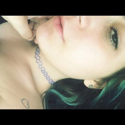 .Gosto dos venenos mais lentos, das bebidas mais amargas, das drogas mais poderosas, dos pensamentos mais complexos, dos sentimentos mais fortes.
