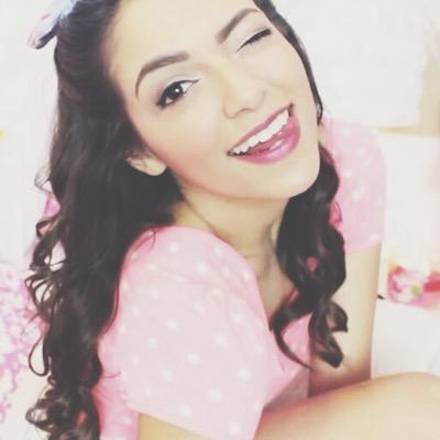free follow from @bethssmile_ ! go follow her because she gave you a free follow :)