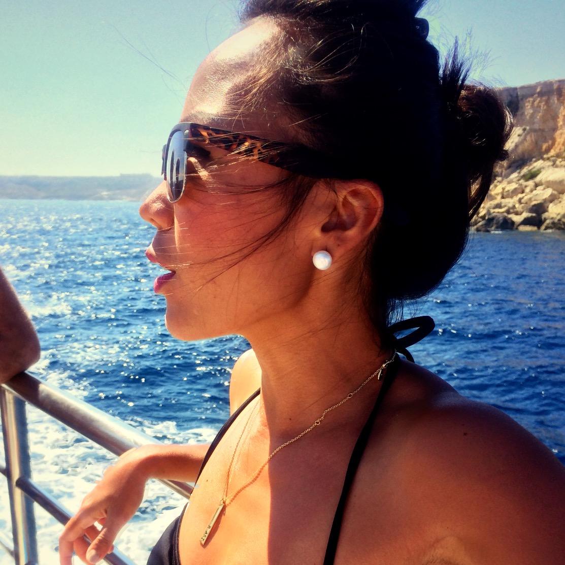 thisislora's profile picture. 