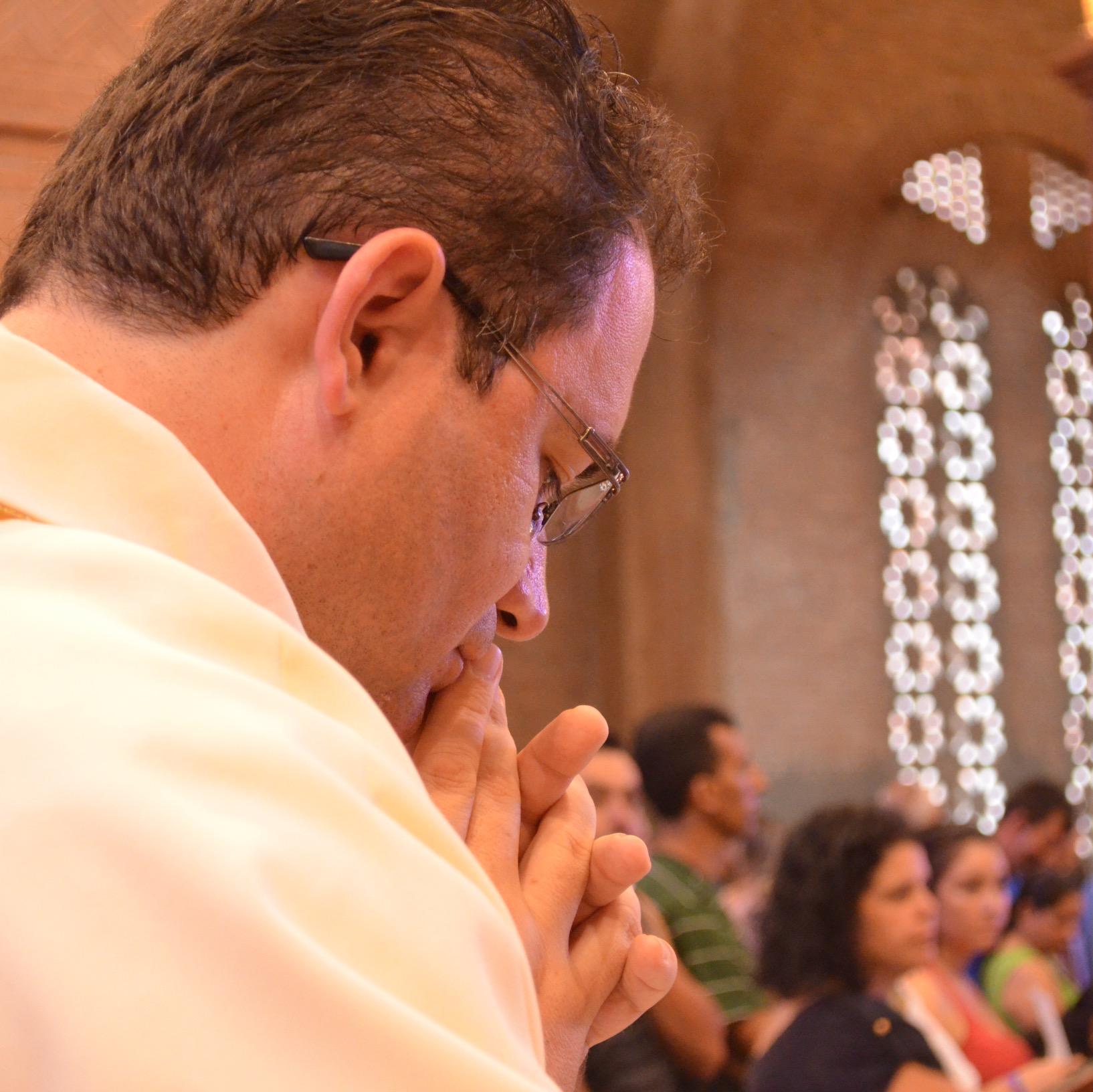 Pároco da Paróquia São Sebastião, Diocese de Amparo/SP, e assessor do Setor Juvenil.