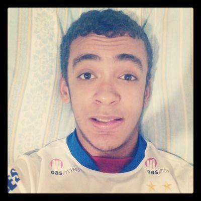 Vejo em você a luz do luar, foi o cupido que me fez apaixonar, me perdi no mundo da razão, quero o caminho pro teu coração    ♪ ♬