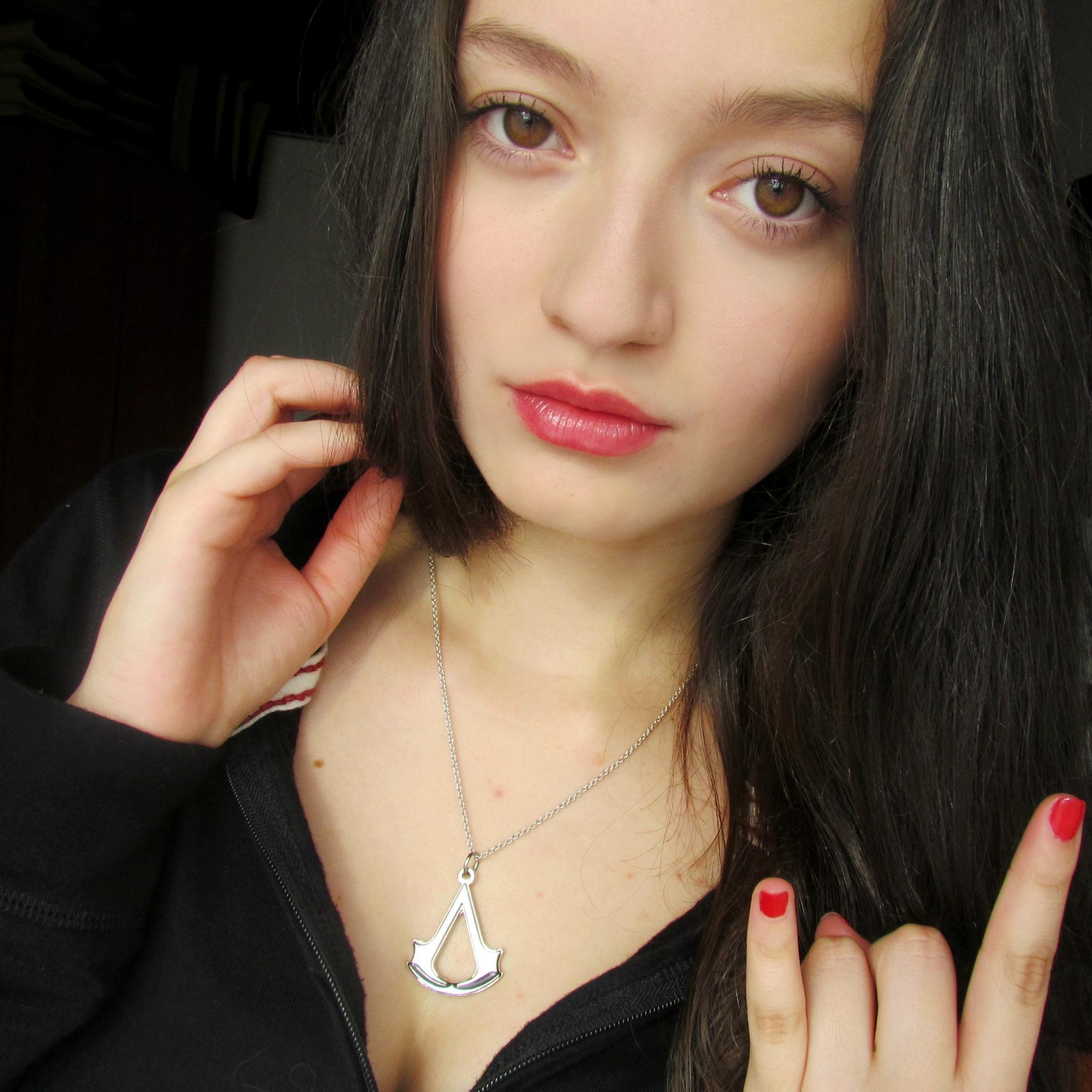 XBOX LIVE: Manueladeth     /            Megadeth CyberArmy: Manuela      / Guitarrista y estudiante de Música.