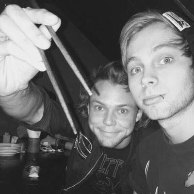 follow @5sosenjoy since they gave you a free follow