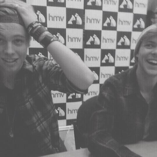 free follow,; go follow @resonantlrh + ask for a dm to @luke5sos