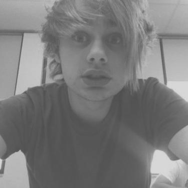 free follow,; go follow @resonantlrh + ask for a dm to @luke5sos