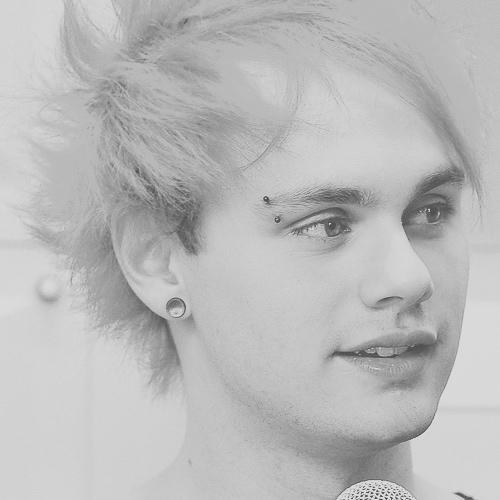 free follow,; go follow @resonantlrh + ask for a dm to @luke5sos