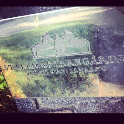 Stallmästaregården omges av en lugn och idyllisk miljö med utsikt över trädkronorna och Brunnsviken i Kungliga Hagaparken, Stockholms Nationalstadspark.