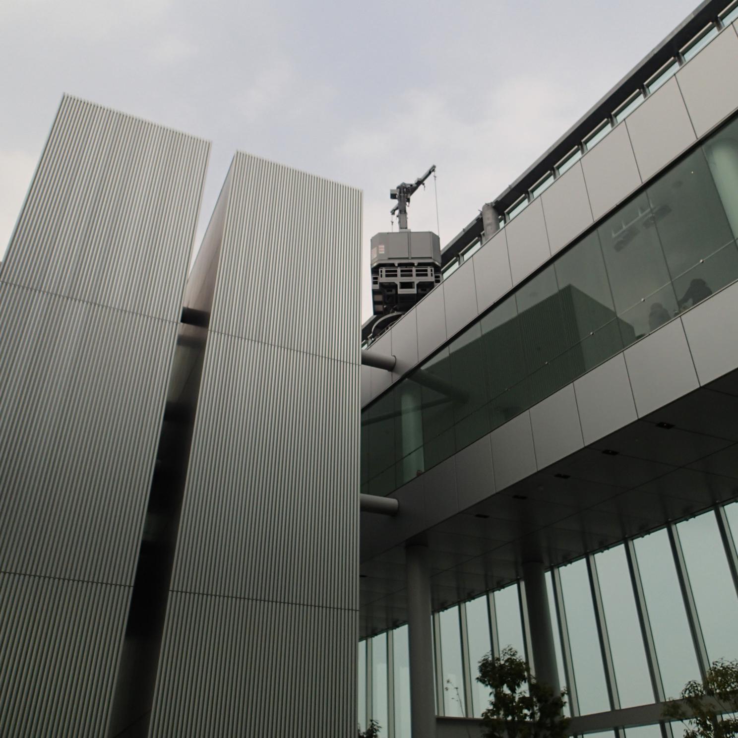 Dr MK, geb. in Osaka, ±35, sinds jeugd in Tokio, ongehuwd, meertalig, dichter zonder naam, naar verluidt UD van straf- & medisch recht aan een inst aldaar.