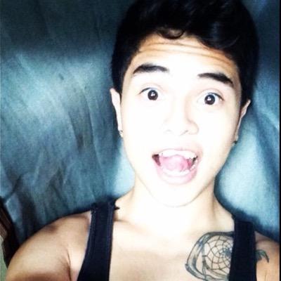 Tony. 19 años de incompetencia y estupidez. Solo soy una estrella perdida en el universo. Gay de nacimiento y gamer por elección. Pasivo complusivo.
