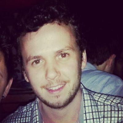 Gaúcho, bacharel em direito e apaixonado pelo Grêmio FBPA