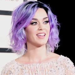 Sono rimasta incastrata tra le tette di Katy, mi aiuti?