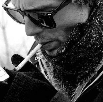 abozcan893's profile picture. Solumda AŞK
Dilimde AŞK
Avuçlarımda AŞK
Yolum Sonsuzluk
Yanımda AŞK
Sustuklarımı da
Haykırdıklarımı da Duyan AŞK
Aldırma Deli Yüreğim
Yürü…