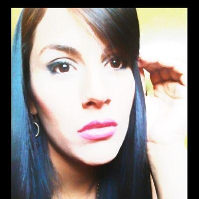 Venezolana-  abogada-  amo el modelaje y la television a ese mundo pertenece mi corazon