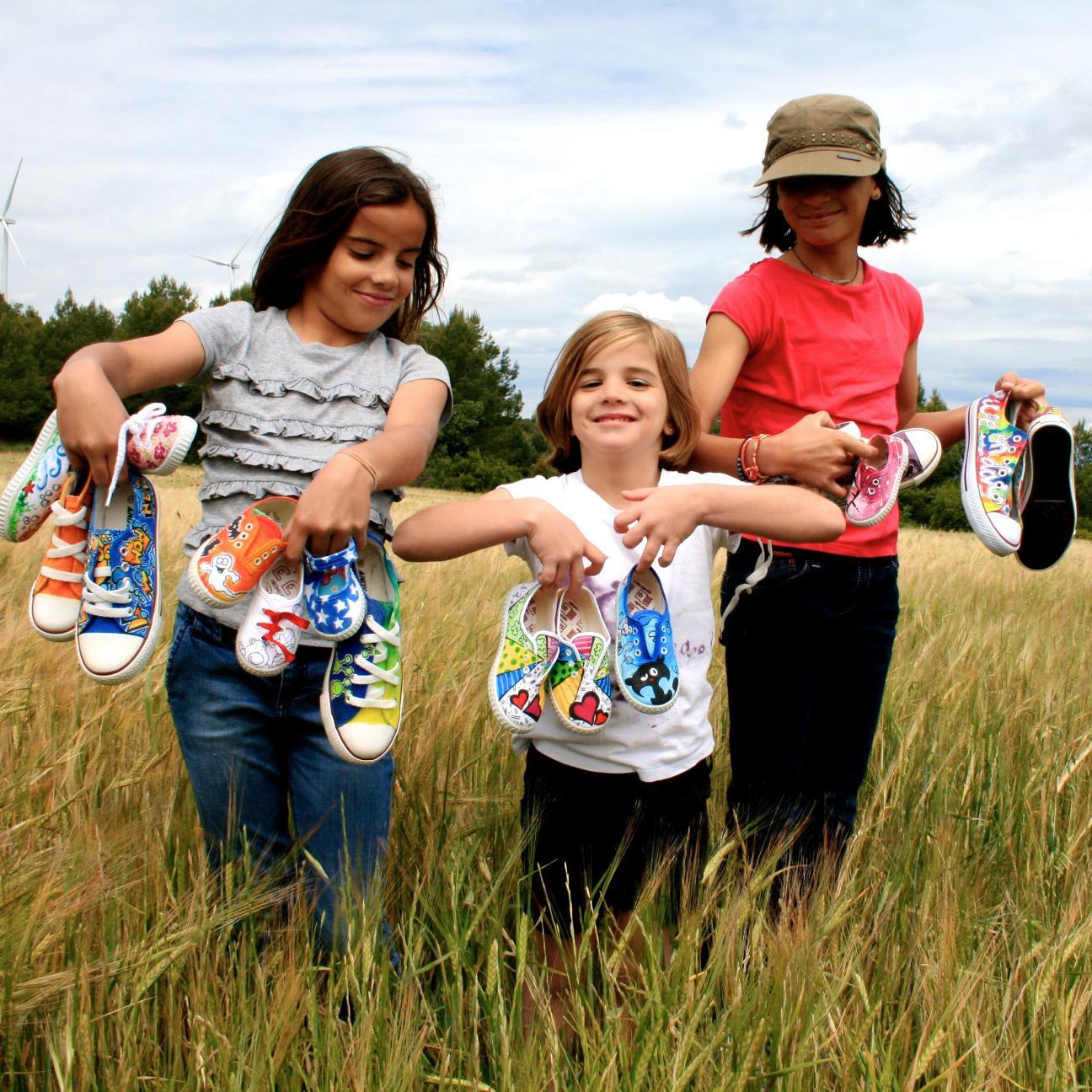 LiveOnDay's profile picture. Vambes personalitzades pintades a mà. Dissenys únics, atrevits, divertits i originals....una explosió de colors, que donaran llum al teu dia a dia.