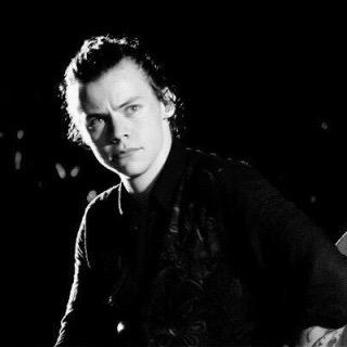 Hi can you please follow my main account @iconic_harry thanks!! ❤️❤️