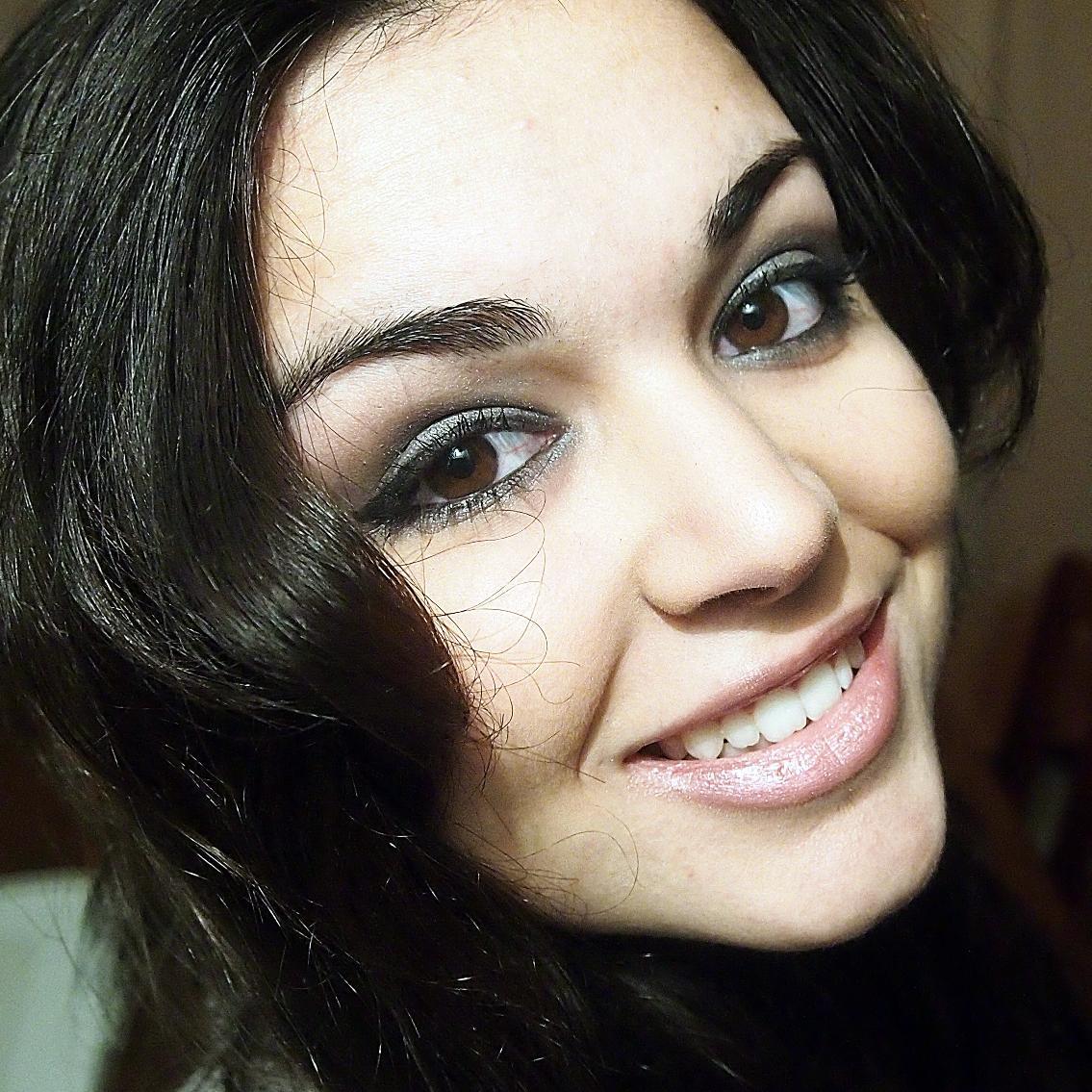 Deja que tu sonrisa cambie el mundo, pero no dejes que el mundo cambie tu sonrisa. Amante de los Café Latte♥