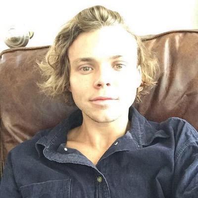 GO FOLLOW @horcruxmgc BECAUSE SHE GAVE YOU A FREE FOLLOW