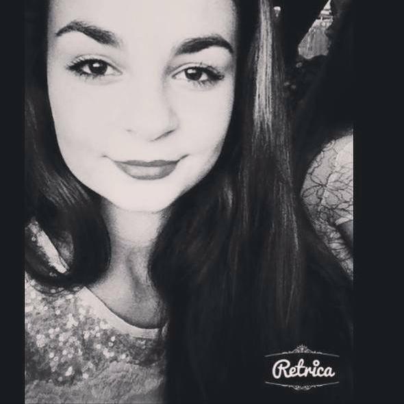 j'ai 15 ans :) je suis kosovarde et fière *-*                                                abonnes-toi :*
Insta: humanefetahu