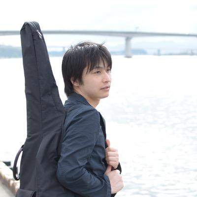 広島でソロ活動後2007年上京、アコギユニットUmbrellaを結成、2010年に活動休止。2011年ソロ再始動。人が持つありきたりな感情だけを歌うのではなく、この時代に渦巻くあらゆるテーマを歌にしております。ツイキャスでトーク&弾き語り配信やってます♪ 代表曲 紫陽花•粉雪恋歌 趣味マジック•動画配信 特技ものまね