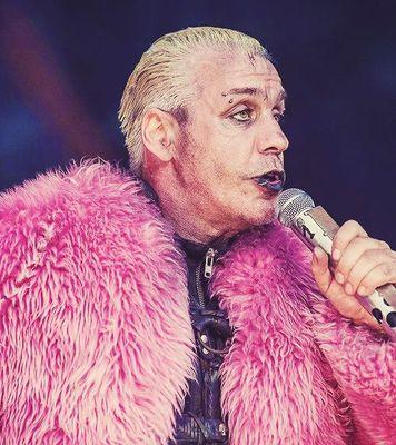 Caroline  ▍ i love Till's Fluffy coat ♥♥♥ ( other account: @rammstein_world & @__emigrate__) ask: @FluffyTill
