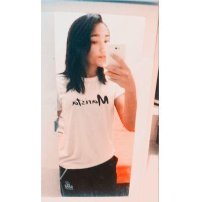  

• Elα que vive com α cabeeçα nα luα, com músicα no ouvido e corαção nα bocα :) '
