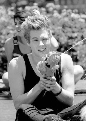 this is a free follow from @cuddlymashton_ so please follow her and Retweet this link