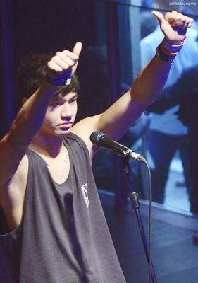 this is a free follow from @cuddlymashton_ so please follow her and Retweet this link