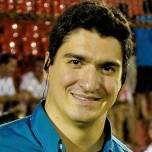 Jornalista diplomado, repórter de TV, amante de futebol, basquete e do bom e velho rock and roll !!