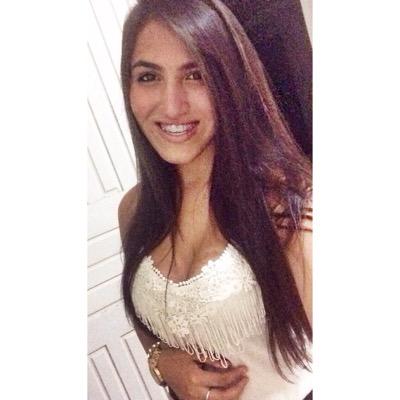 Uma louca por Jesus. Apaixonada por palavras e sentimentos, tem um penhasco por fotografia e vive tagarelando no twitter sobre futebol.