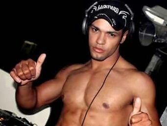 Bem direto. se for afeminado rasgado voz final vou no Pg se for macho filé com atitude e jeito de Homem discreto de boa bora curtir. add whats aew 069 99459556