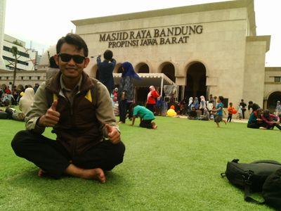 Hidup itu ibarat naik sepeda, kalo mau bertahan, harus terus ngegowes :D
  Semangat Anak Muda..