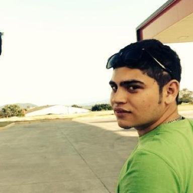 •Me encanta cuando me miras y sonries..♬•