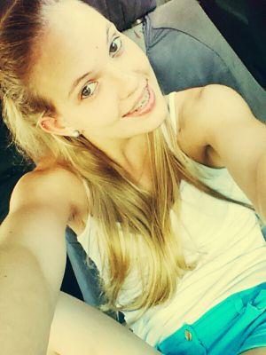 18 anos, Sonhadora,Tímida, Atrapalhada,Feliz,Canceriana, Gremista,e por aí vaai... Follow-me :p