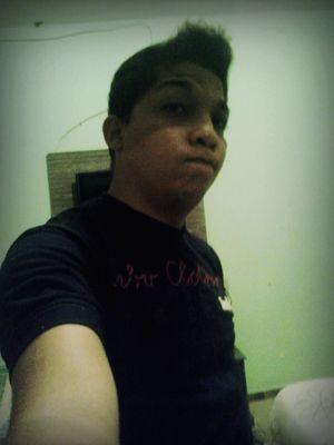 baixinho,  22 anos, serio mais extrovertido.
