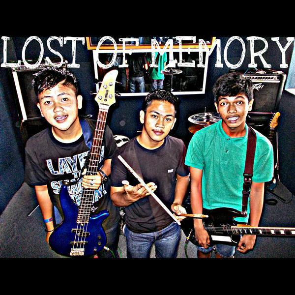 OFFICIAL LOST OF MEMORY•ALTERNATIVE PUNK FROM BATAM EST 2014•RIZKY ANANDA( GITAR )
HADIKUMIS(DRUM) ADNAN( BASS+VOC) RADEN BENTAR( GITAR+VOC )•CP :085668305483•