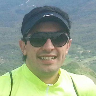 Ingeniero Civil, papá de Luciano y parrillero.