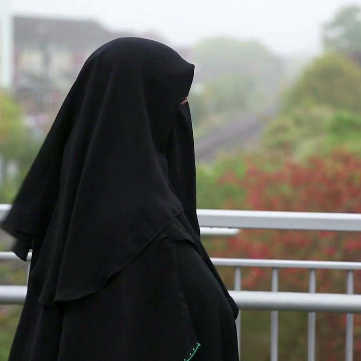 Ittaqillaha haitsu maa kunta wa’atbi’is-sayyiatal hasanata tamkhuha wa kholiqinnasi bi khuluqin hasan