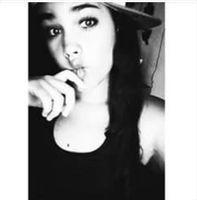 Ela é de fase, toda bipolar. Cheia de marra, durona por fora e coração mole por dentro. Toda inocente, toda estressada e toda apaixonada.