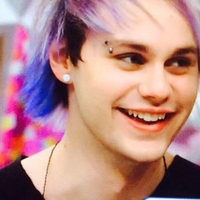 free follow from @heavenlyhoodx so go follow them. ily