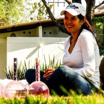Medico, enfocada en la investigacion de la medicina alternativa. Especialidad en cuencos de cristal . Maestra de Yoga con 500hrs .