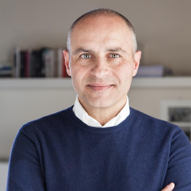 DG Ecogest spa, giornalista. Juventino,sposato,papà di Gaia e Mariasole. Ho attraversato la politica e la politica ha attraversato me.