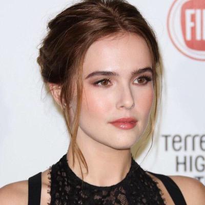 Your daily source for our amazing and talented Zoey Deutch !Follow me for daily tweets,news,photos and more !On @ZoeyDeutch's #awesomepossum list